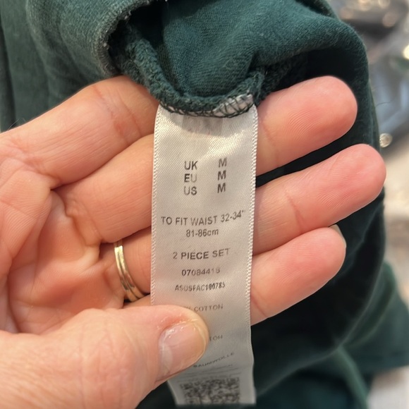 ASOS Green Sweatpants with Elastic Waistband and Tapered Fit size medium. - Picture 7 of 8